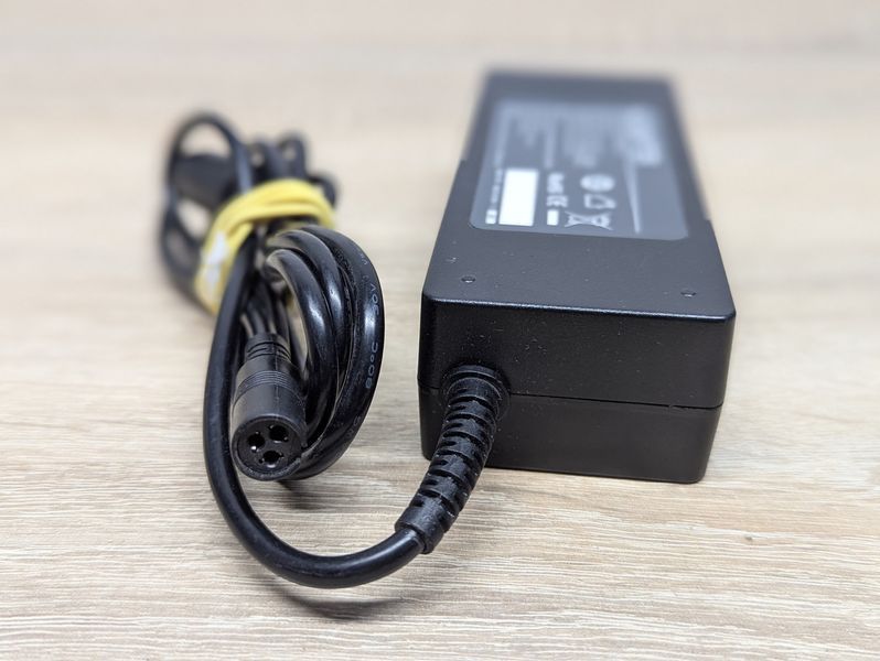 Універсальний блок живлення AF09,120 Вт,20 В,6 А, 3-pin mini-DIN Б/В